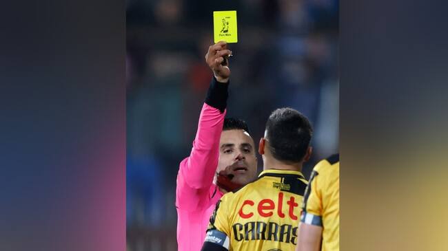 Piero Maza vuelve a sorprender con artículos personalizados en su arbitraje