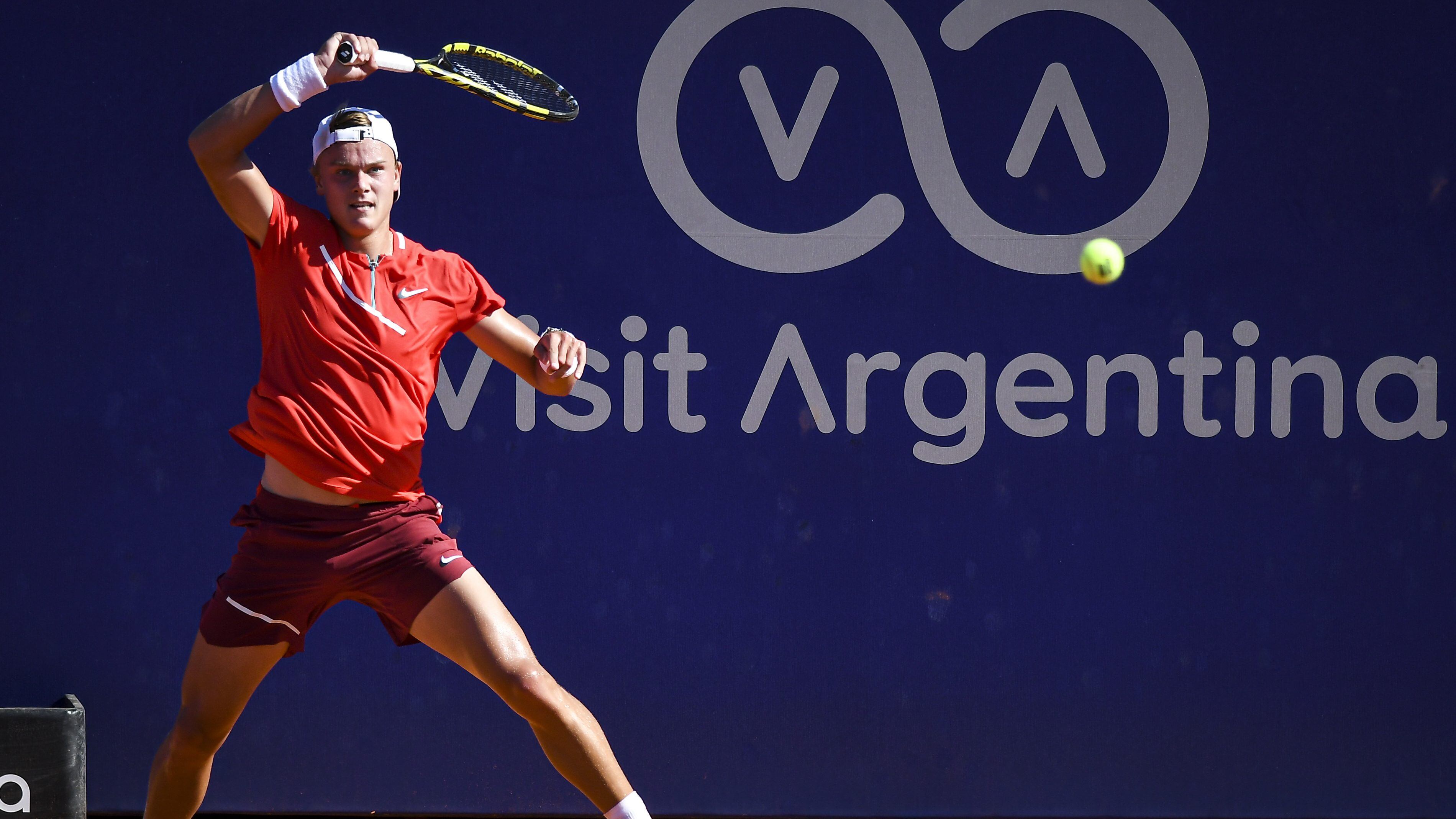 BUENOS AIRES, ARGENTINA - FEBRUARY 08: Holger Rune of Denmark hits a forehand during a match against Sebastian Baez of Argentina at Buenos Aires Lawn Tennis Club on February 8, 2022 in Buenos Aires, Argentina. (Photo by Marcelo Endelli/Getty Images)