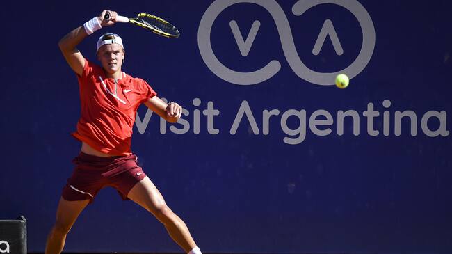 BUENOS AIRES, ARGENTINA - FEBRUARY 08: Holger Rune of Denmark hits a forehand during a match against Sebastian Baez of Argentina at Buenos Aires Lawn Tennis Club on February 8, 2022 in Buenos Aires, Argentina. (Photo by Marcelo Endelli/Getty Images)