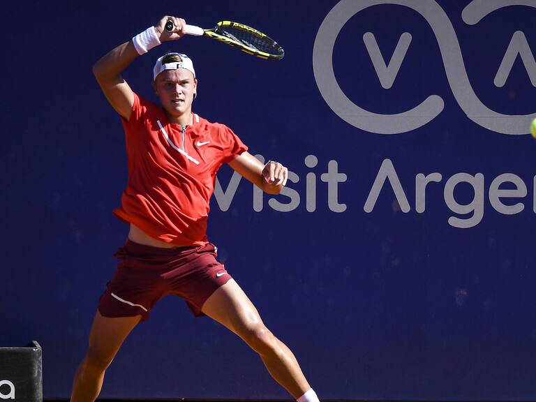 BUENOS AIRES, ARGENTINA - FEBRUARY 08: Holger Rune of Denmark hits a forehand during a match against Sebastian Baez of Argentina at Buenos Aires Lawn Tennis Club on February 8, 2022 in Buenos Aires, Argentina. (Photo by Marcelo Endelli/Getty Images)