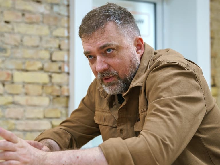 «Rusia está perdiendo la guerra, pero Ucrania no está ganando»: periodista Andrea Moletto entrevista a ex ministro de Defensa de Ucrania