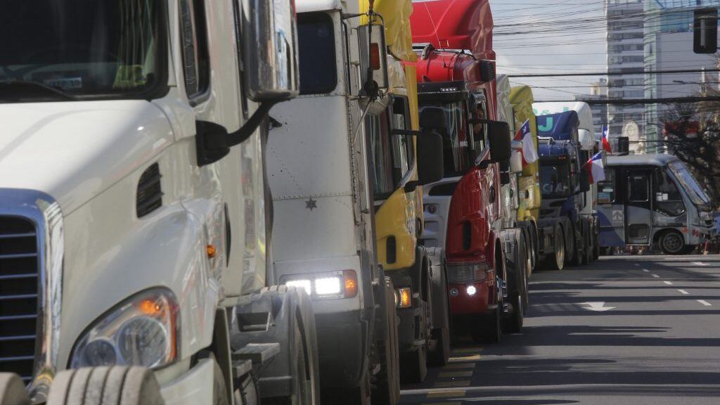 10 de Agosto de 2020/CONCEPCION
Transportistas se manifiestan por las calles de Concepcion, reclamando seguridad en las rutas de la zona, luego de ataques que han sufrido en las ultimas semanas, durante el estado de catástrofe decretado por la pandemia de Covid-19 que afecta al país. En la imagen maquinas en calle O'higgins en cercanías al edificio de la Intendencia Regional

FOTO:SEBASTIAN BROGCA/AGENCIAUNO