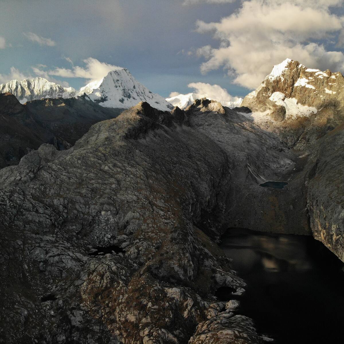 Muere joven chileno mientras escalaba la montaña más alta de Perú: cayó más de 900 metros