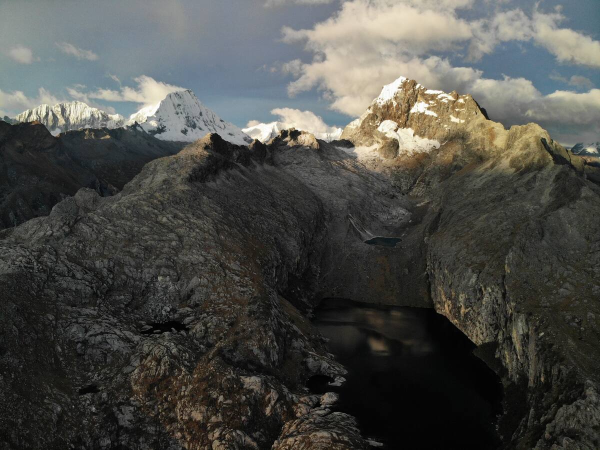 Muere joven chileno mientras escalaba la montaña más alta de Perú: cayó más de 900 metros
