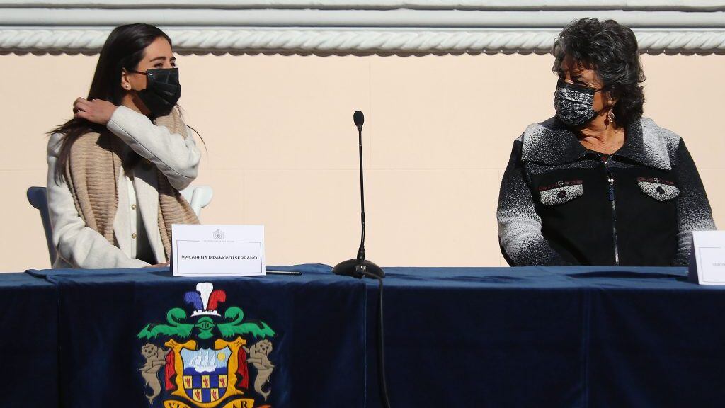 28 DE JUNIO DE 2021/VIÑA DEL MARLa alcaldesa electa Macarena Ripamonti (i) y la concejala electa, Virginia Reginato (d), durante el cambio de mando en la alcaldia de Viña del Mar, realizado en el Palacio Vergara.
FOTO: LEONARDO RUBILAR CHANDIA/AGENCIAUNO