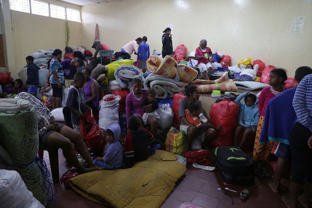 Ciudadanos se resguardan en un centro para evacuados en Puerto Cabezas