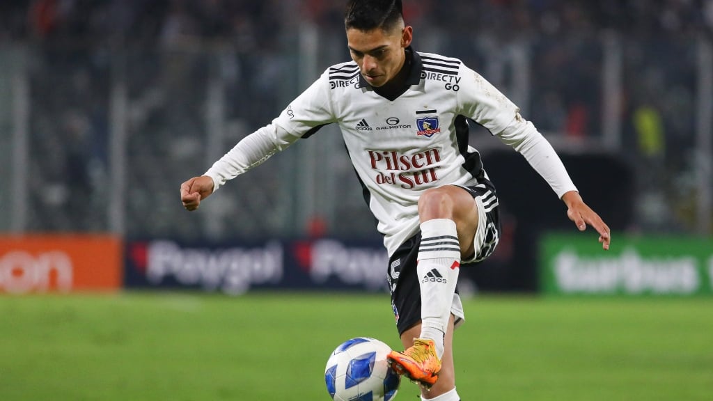 Joan Cruz y su presente en Colo Colo: "Trato de entrenar al 100% para que me llegue la oportunidad de jugar"