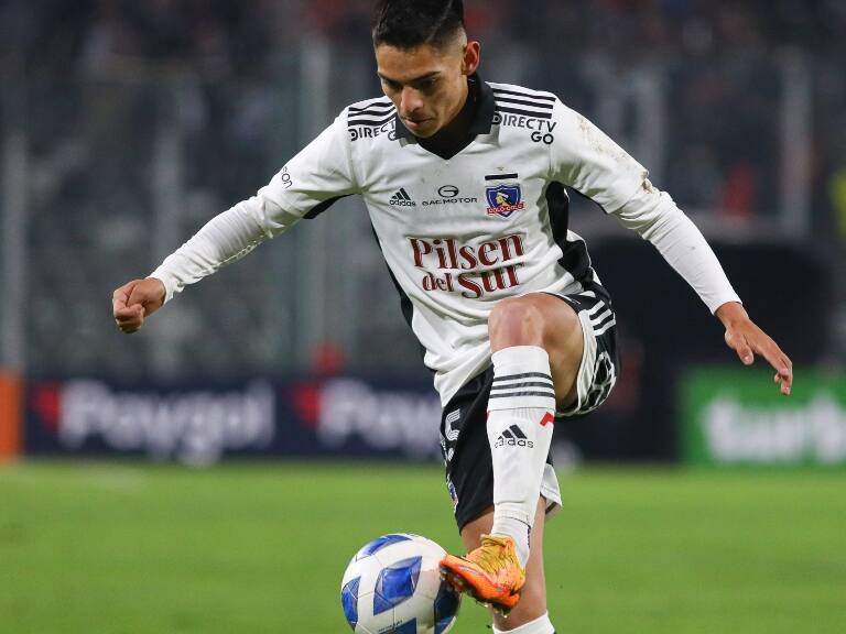 Joan Cruz y su presente en Colo Colo: "Trato de entrenar al 100% para que me llegue la oportunidad de jugar"