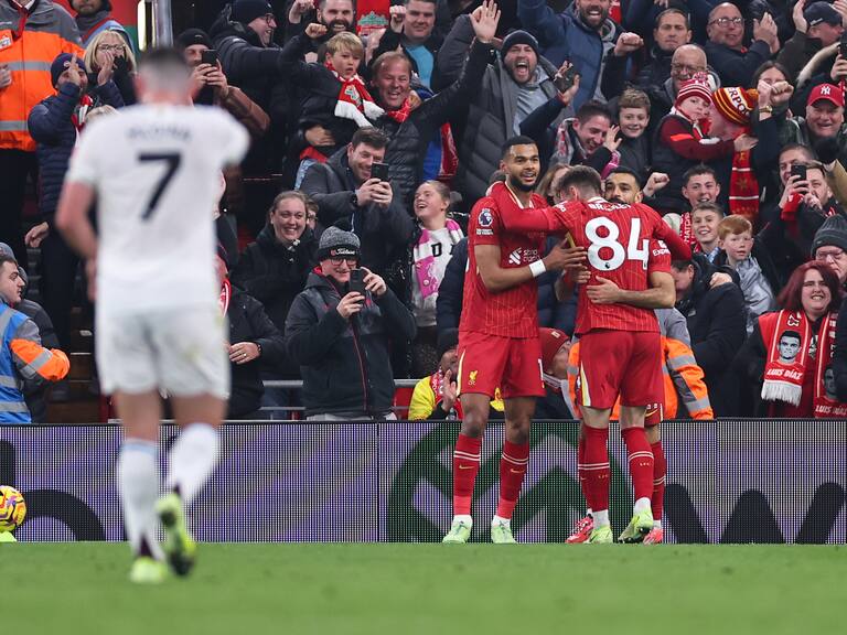 Liverpool se afianza como líder de la Premier League tras vencer al Aston Villa