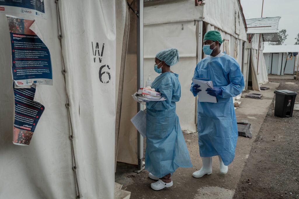 Trabajadores de la salud cuidan a pacientes con la viruela del mono en una zona del Hospital de Referencia General de Nyiragongo en Goma de la RDC.