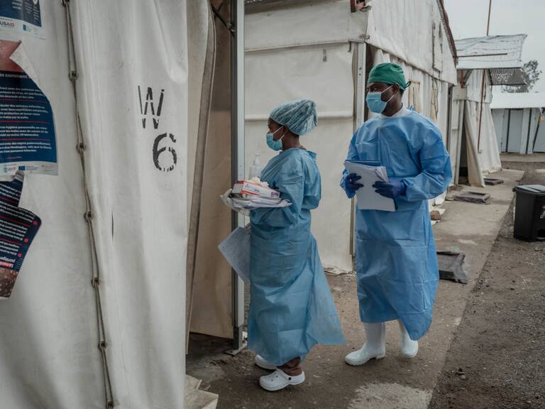 Trabajadores de la salud cuidan a pacientes con la viruela del mono en una zona del Hospital de Referencia General de Nyiragongo en Goma de la RDC.