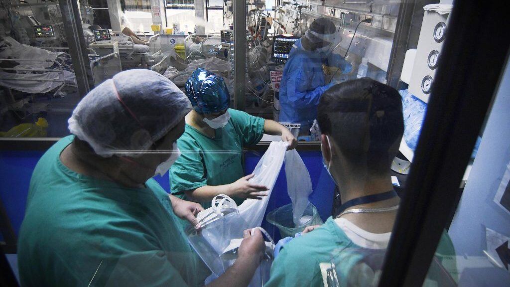 Enfermeros cuidan a pacientes Covid-19 en Valparaíso