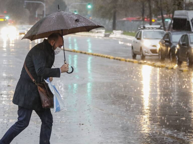 Onemi decretó alerta temprana en 10 comunas de la Región Metropolitana por lluvias