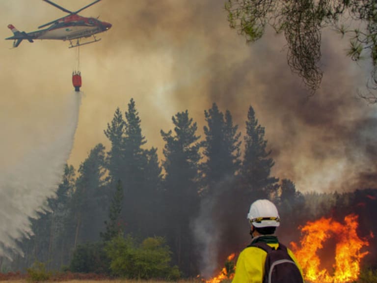 Autoridades llaman a evacuar nuevos sectores en La Estrella por rápido avance de incendio forestal