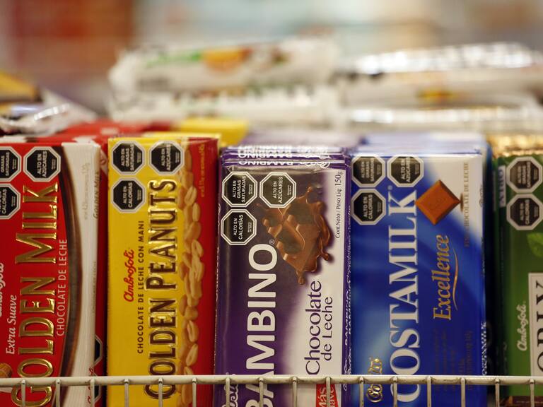 Grandes cadenas de la industria de la alimentación arremeten contra Minsal por etiquetas “reduce su consumo”