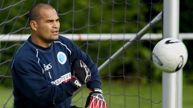 Le gardien de but paraguayen, José-Luis Chilavert, s'entraîne le 25 juillet 2002 au stade de la Meinau à Strasbourg, après une cure de remise en forme pour perdre "quelques kilos". Il a repris l'entraînement au sein de l'équipe du Racing Club qui se prépare intensivement à son passage en L1.
Paraguayan goalkeeper Jose-Luis Chilavert, trains 25 July 2002 at the Meinau stadium in Strasbourg, eastern France. Charismatic Paraguayan goalkeeper Chilavert returned to training after leaving a health farm he was sent to by his French club Strasbourg to shed "a few kilograms" before the new season. (Photo by PIERRE ANDRIEU / AFP) (Photo by PIERRE ANDRIEU/AFP via Getty Images)