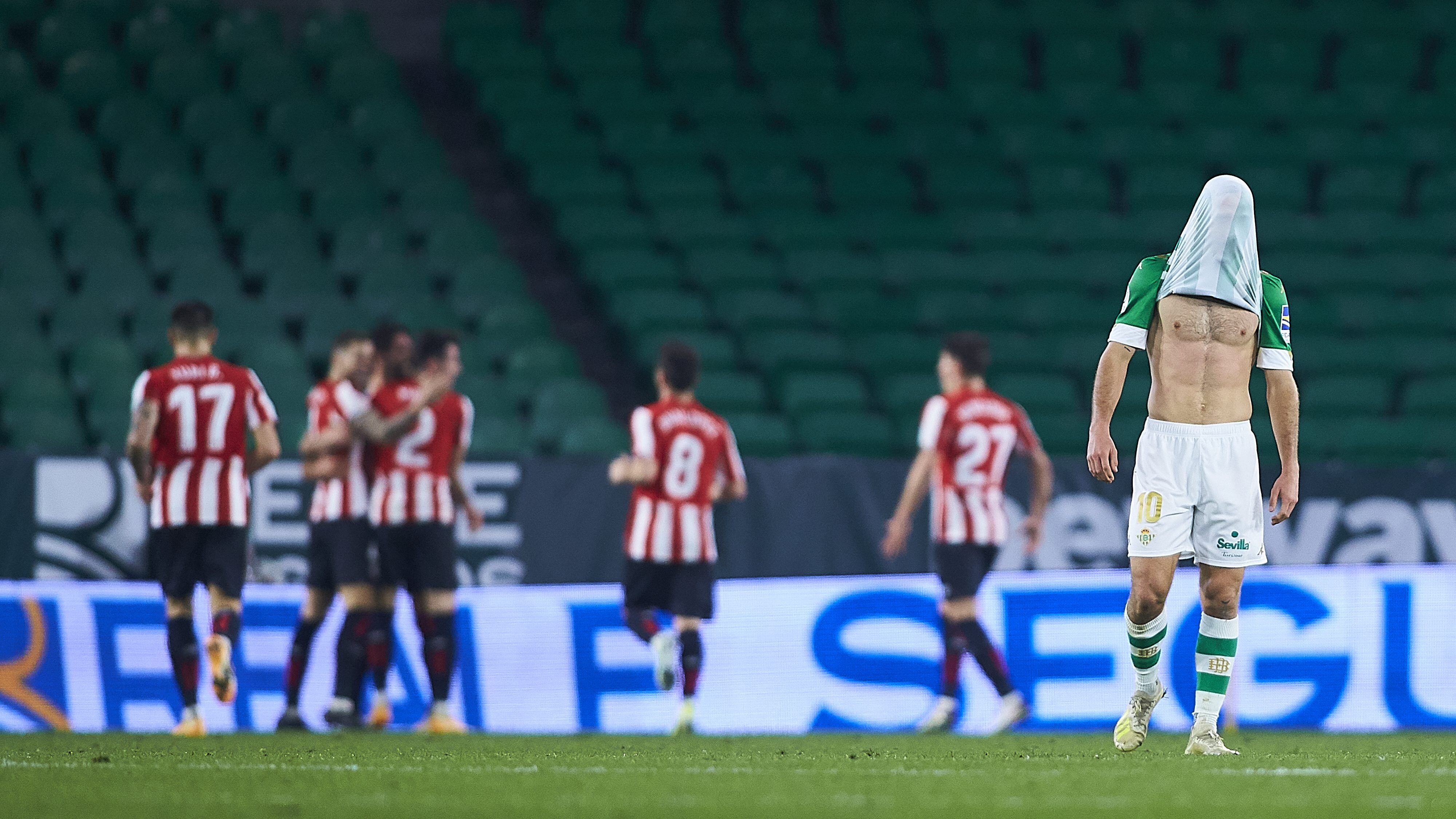 SEVILLE, SPAIN - FEBRUARY 04: Sergio Canales of Real Betis reacts during the Copa del Rey match between Real Betis and Athletic Club at Estadio Benito Villamarin on February 04, 2021 in Seville, Spain. Sporting stadiums around Spain remain under strict restrictions due to the Coronavirus Pandemic as Government social distancing laws prohibit fans inside venues resulting in games being played behind closed doors. (Photo by Fran Santiago/Getty Images)