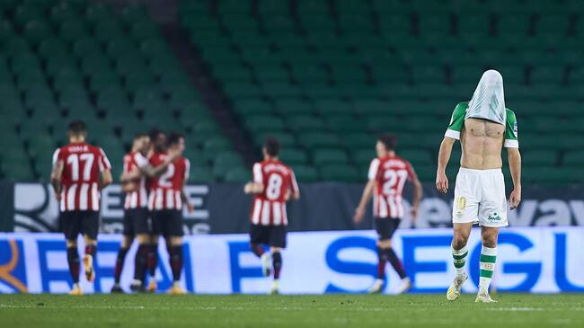 SEVILLE, SPAIN - FEBRUARY 04: Sergio Canales of Real Betis reacts during the Copa del Rey match between Real Betis and Athletic Club at Estadio Benito Villamarin on February 04, 2021 in Seville, Spain. Sporting stadiums around Spain remain under strict restrictions due to the Coronavirus Pandemic as Government social distancing laws prohibit fans inside venues resulting in games being played behind closed doors. (Photo by Fran Santiago/Getty Images)