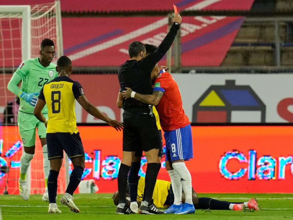 Arturo Vidal tras su expulsión ante Ecuador: » Estoy muy golpeado. Fue un día fatal para nosotros»