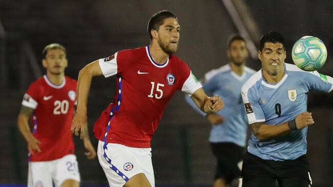 MONTEVIDEO, URUGUAY - OCTOBER 08: Luis Suarez of Uruguay fights for the ball with Francisco Sierralta of Chile during a match between Uruguay and Chile as part of South American Qualifiers for Qatar 2022 at Centenario Stadium on October 08, 2020 in Montevideo, Uruguay. (Photo by Raul Martinez -Pool/Getty Images)