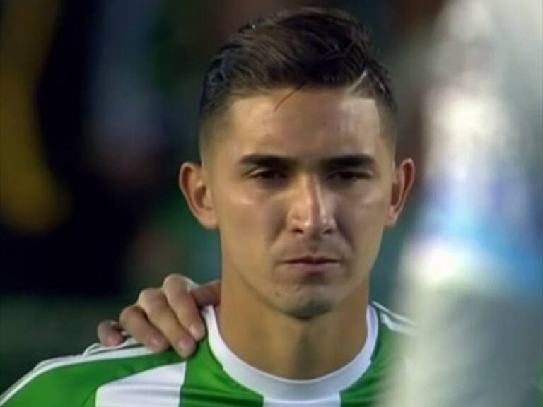 Felipe Gutiérrez participó del emocionante minuto de silencio del Betis al Chapecoense