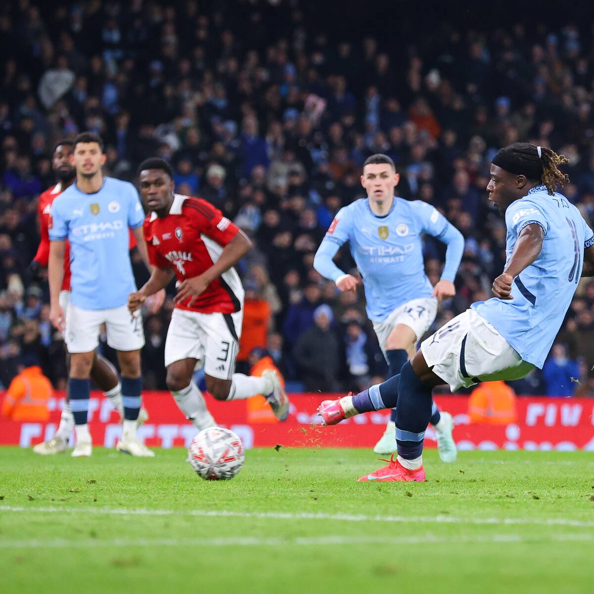 ¡Ocho goles! Manchester City no tuvo piedad y arrasó con club manejado por leyendas del United en la FA Cup