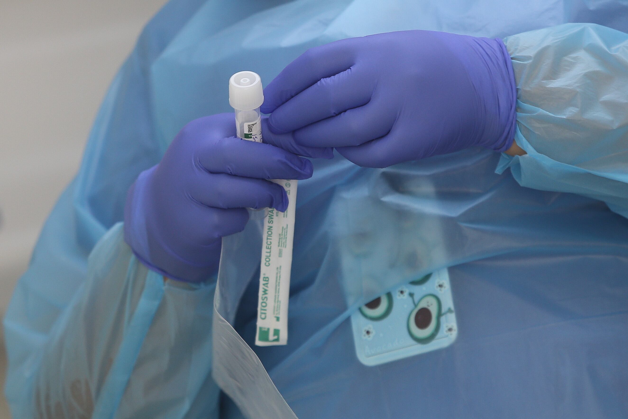 15 de ENERO de 2022/ SANTIAGOEn el Parque Forestal, el Ministerio de Salud mantiene un vehículo para Toma de Muestras PCR 
La búsqueda activa de Covid-19 aumentó debido al aumento de casos de los últimos días 
FOTO: DIEGO MARTIN/AGENCIAUNO