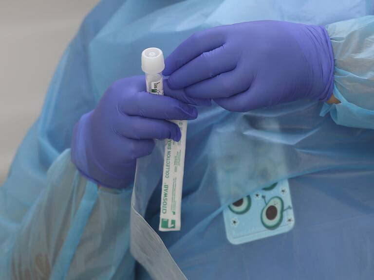 15 de ENERO de 2022/ SANTIAGOEn el Parque Forestal, el Ministerio de Salud mantiene un vehículo para Toma de Muestras PCR
La búsqueda activa de Covid-19 aumentó debido al aumento de casos de los últimos días
FOTO: DIEGO MARTIN/AGENCIAUNO