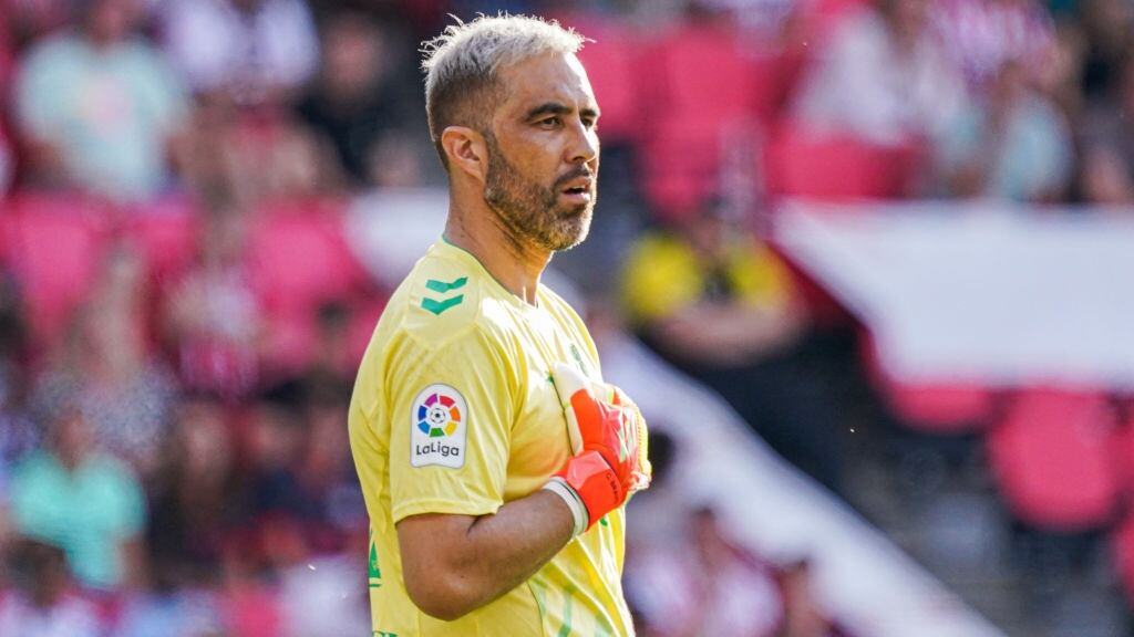 Claudio Bravo descarta su salida del Real Betis y confía en ser inscrito para jugar: "Siempre soy optimista"