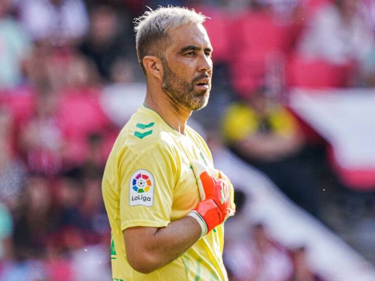 Claudio Bravo descarta su salida del Real Betis y confía en ser inscrito para jugar: "Siempre soy optimista"