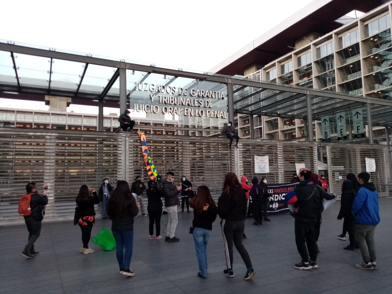 Jóvenes se encadenan en señal de protesta en los tribunales de justicia