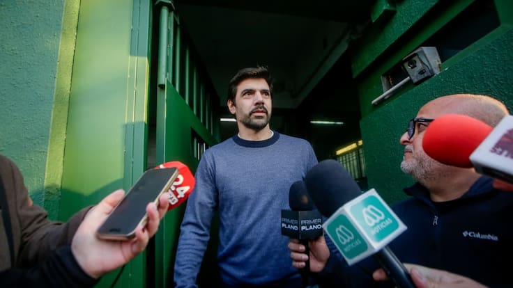 En completo silencio: así fue la salida de Joaquín Lavín León, junto a Cathy Barriga, tras 90 días en Capitán Yáber