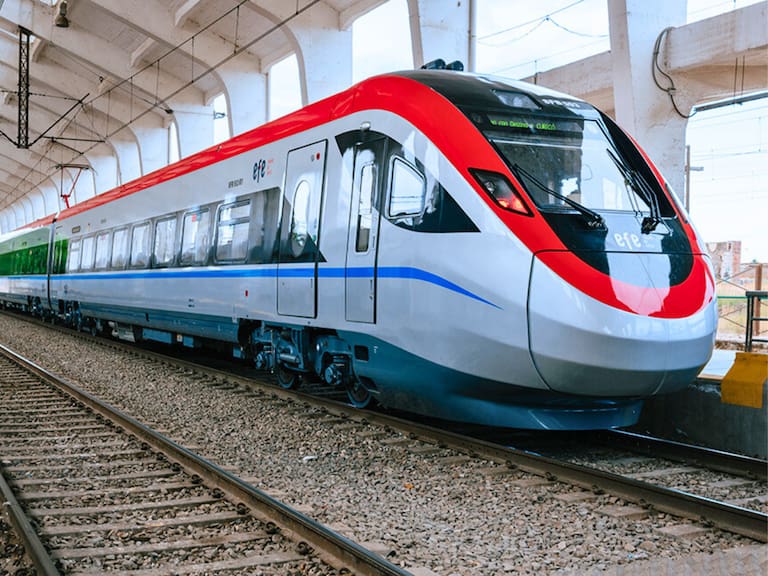 “Nos llevan 30 años de adelanto”: en Argentina alaban este moderno tren chileno que ofrece una “postal única en Sudamérica”