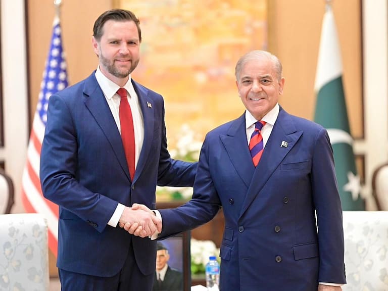 Getty Images | El vicepresidente de los Estados Unidos, JD Vance, junto al primer ministro de Pakistán, Shehbaz Sharif