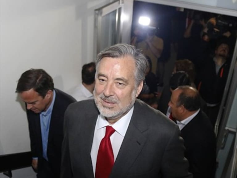 Guillier llama a Sebastián Piñera para que abra un debate nacional por la corrupción en el Ejército