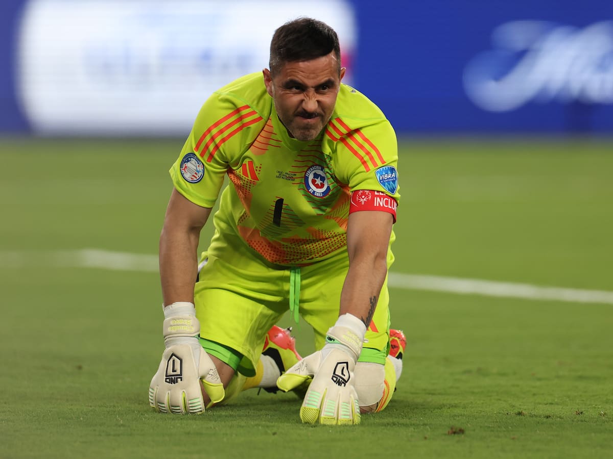 Alarma en La Roja: Claudio Bravo se perdería el decisivo duelo ante Canadá en Copa América