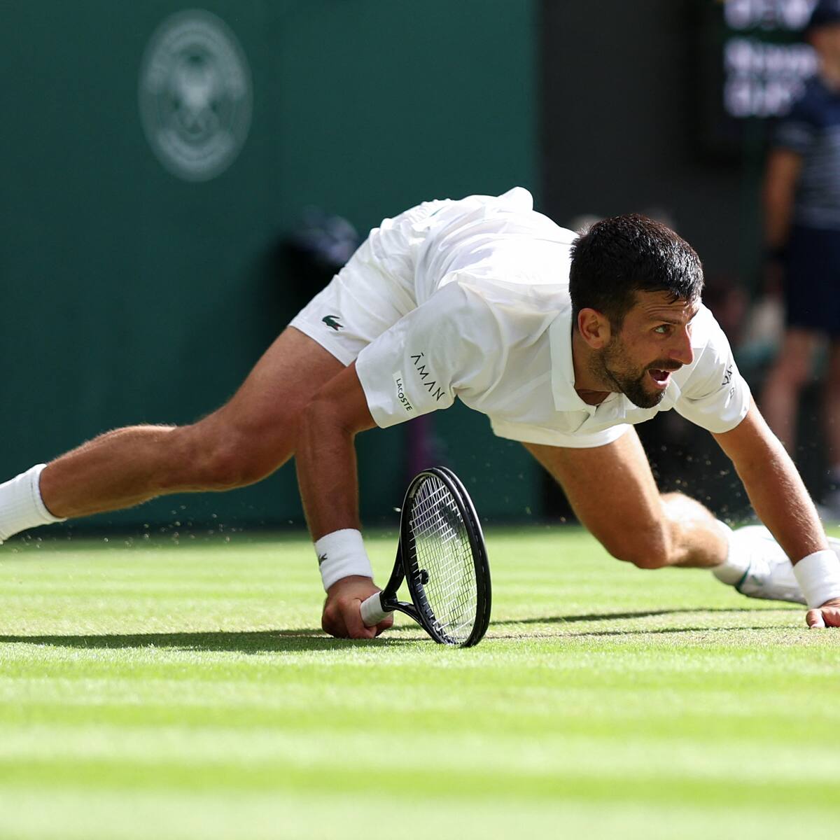 Con Federer de testigo: Djokovic remonta ante de Minaur para seguir en carrera por el título de Wimbledon