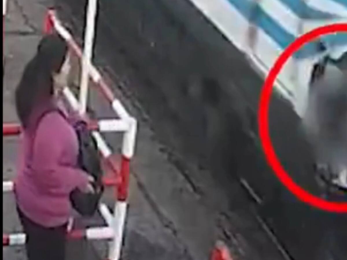 Por mirar el celular casi sufre accidente fatal en estación de trenes