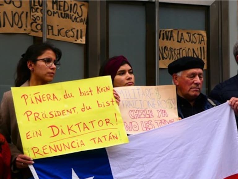 Chilenos cantaron canciones de Inti Illimani y Víctor Jara en manifestación en Alemania