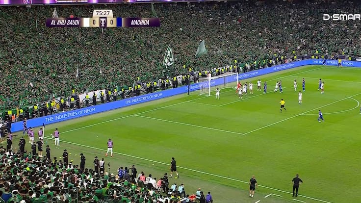 Jugaban la final de la Champions asiática y protagonizaron esta insólita jugada: ¡choque entre compañeros!