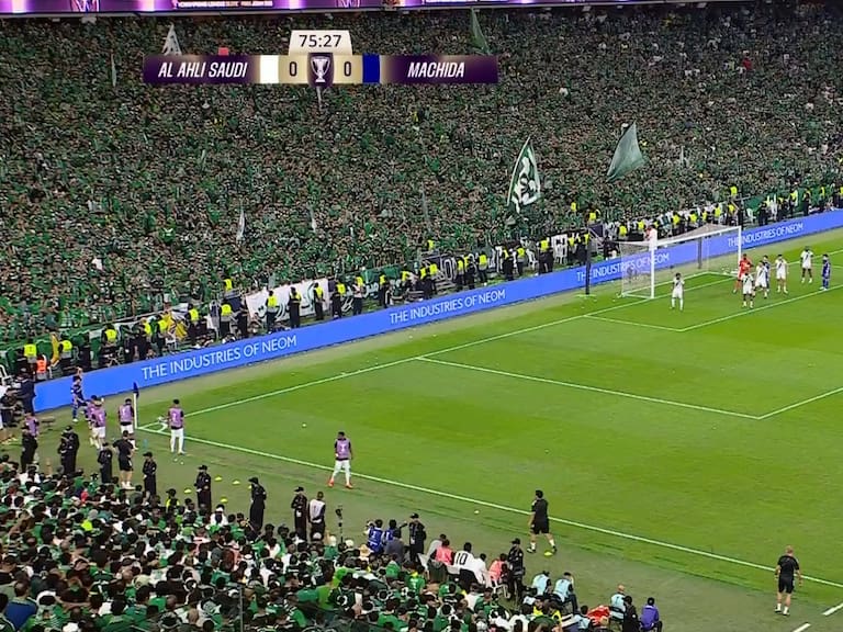 Jugaban la final de la Champions asiática y protagonizaron esta insólita jugada: ¡choque entre compañeros!