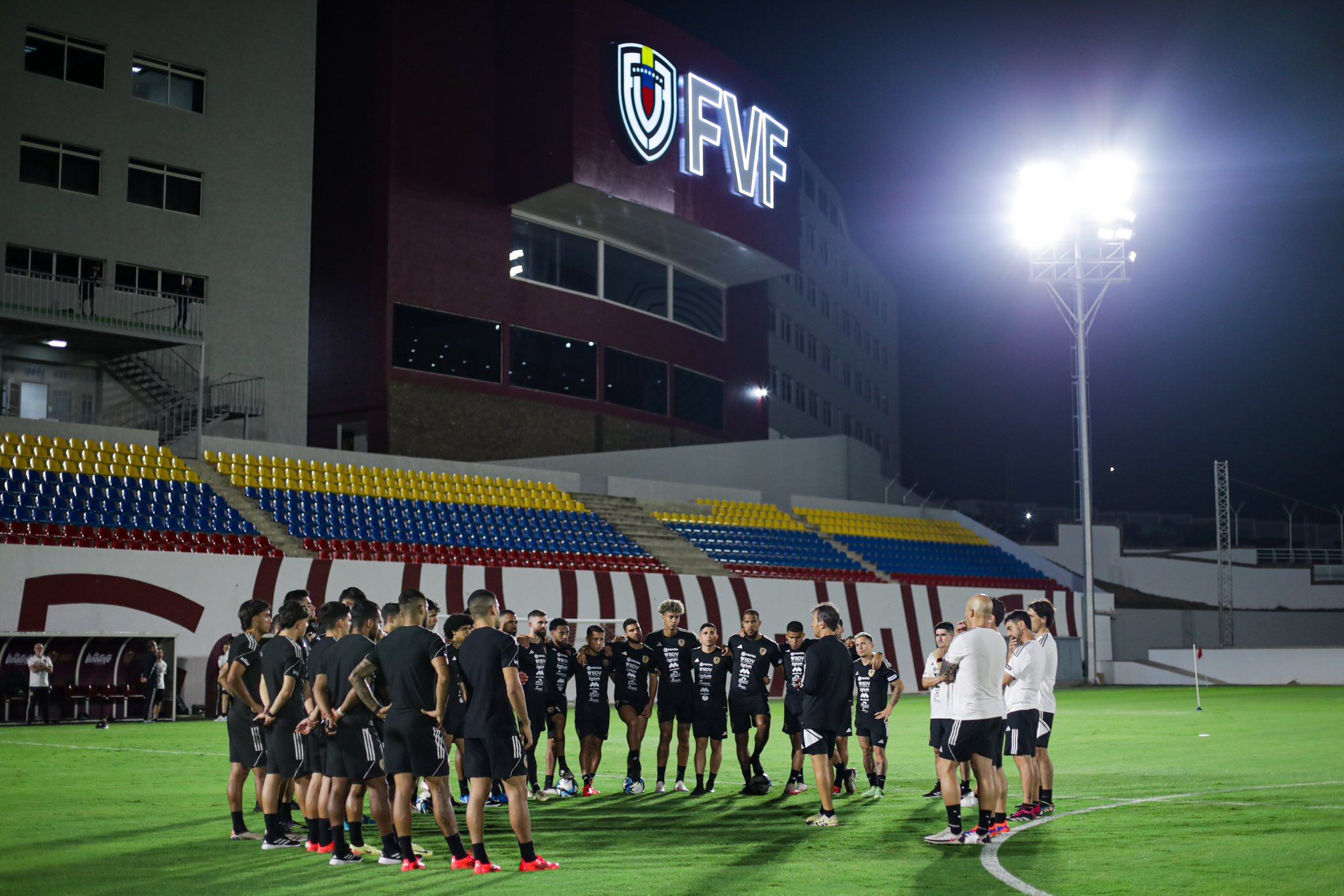 Ahora sí van los universitarios: Venezuela convocó de emergencia a dos jugadores que militan en el fútbol chileno | X: La Vinotinto
