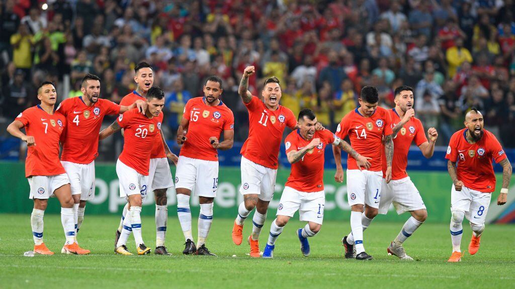SAO PAULO, BRAZIL - JUNE 28: Players of Chile celebrate after winning during a penalty shootout after the Copa America Brazil 2019 quarterfinal match between Colombia and Chile at Arena Corinthians on June 28, 2019 in Sao Paulo, Brazil. (Photo by Pedro Vilela/Getty Images)