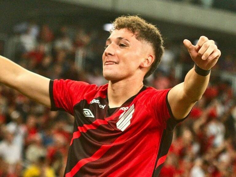«Emocionó a la hinchada»: llenan de halagos a Luciano Arriagada tras tremendo golazo de taquito que hizo por el Paranaense