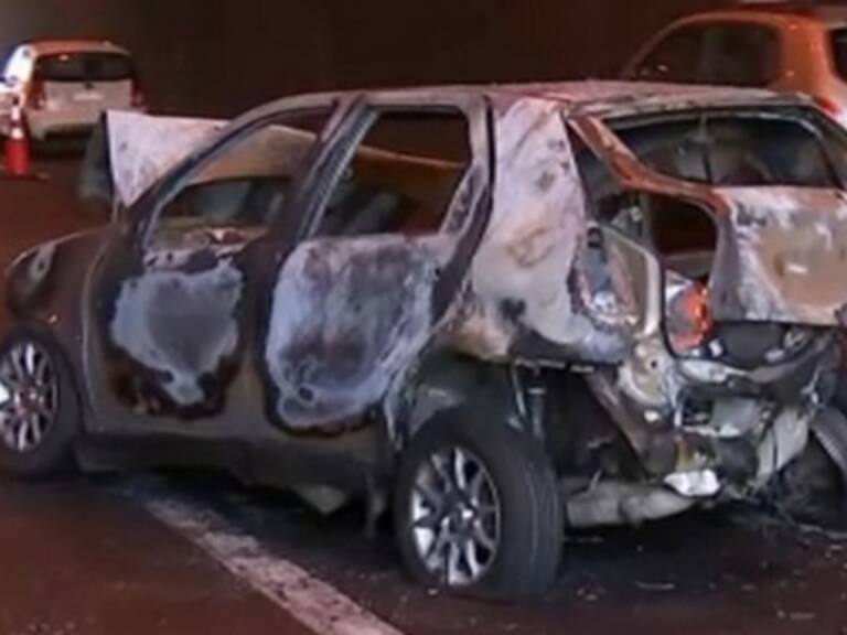 Colisión múltiple termina con un auto en llamas y un herido en Américo Vespucio