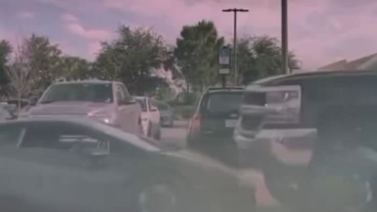 Insólito accidente en Estados Unidos: camioneta protagoniza inesperada escena en un supermercado