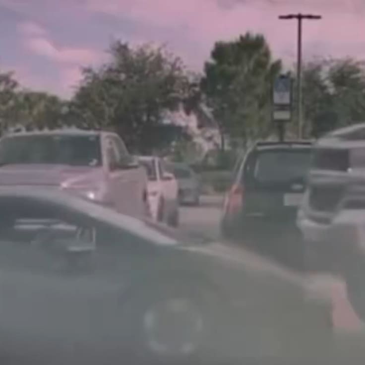 Insólito accidente en Estados Unidos: camioneta protagoniza inesperada escena en un supermercado