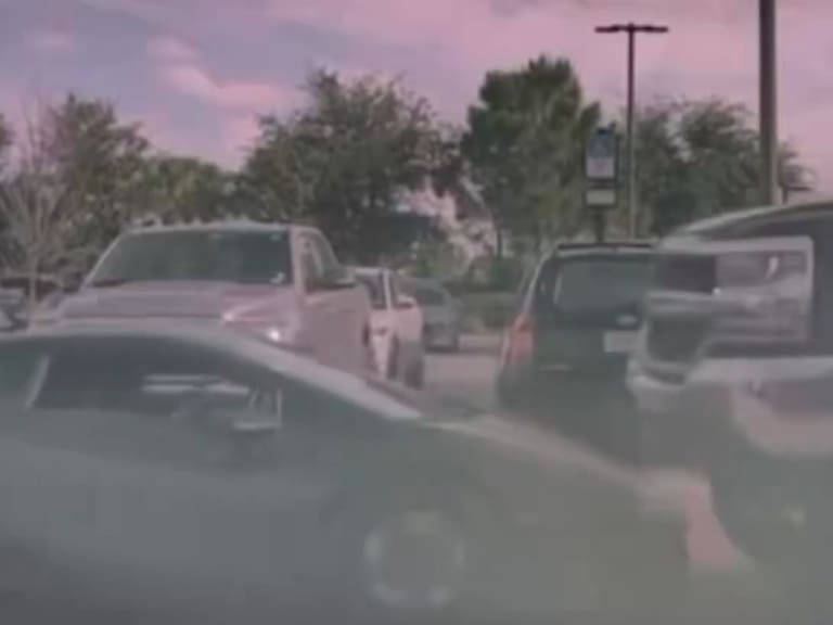 Insólito accidente en Estados Unidos: camioneta protagoniza inesperada escena en un supermercado