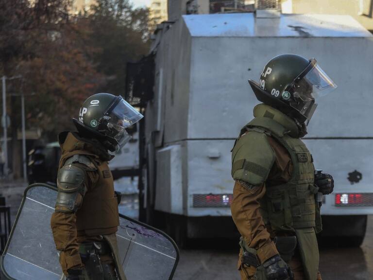 Carabineros registra 8 ataques contra liceos emblemáticos de Santiago: «Nos lanzaron 170 bombas molotov en 20 minutos»