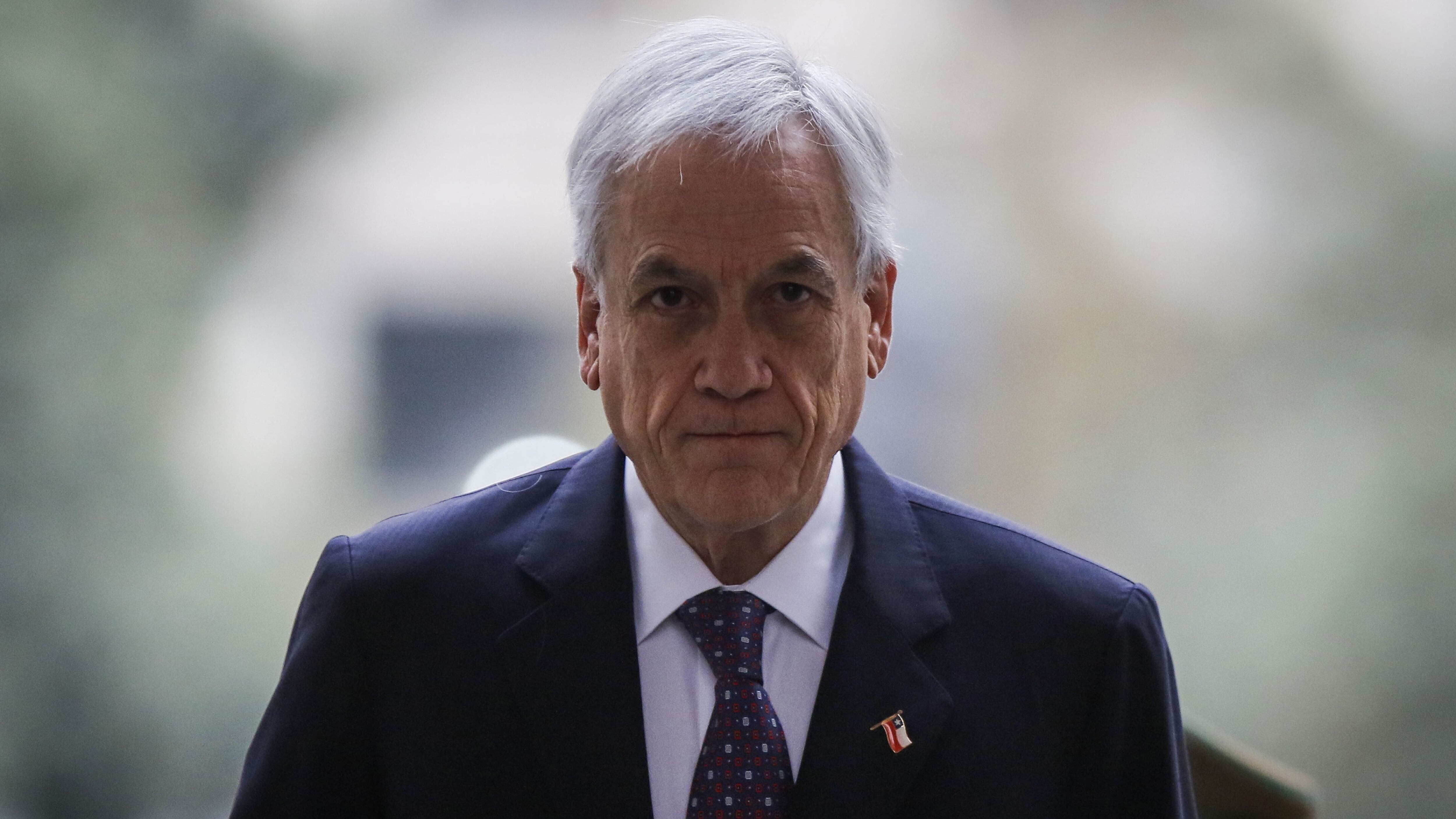 27 de abril del 2020/SANTIAGOEl Presidente de la Republica, Sebastián Piñera, llega al Palacio de la Moneda, y camina por el patio de Los Cañones, tras recibir los Honores de la Guardia de Palacio.
FOTO: SEBASTIAN BELTRAN GAETE/AGENCIAUNO